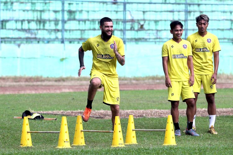 Pemain Arema FC Diego Michiels saat latihan rutin untuk persiapan Liga 1 2021 di Stadion Gajayana Malang, Jawa Timur, Senin (21/06/2021) sore.