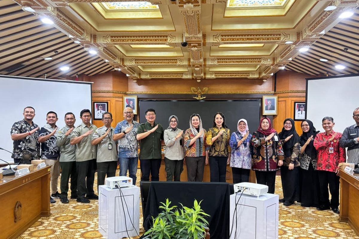 Jajaran pemerintah dan pemangku kepentingan berfoto bersama usai pertemuan membahas rencana pembangunan mega farm sapi perah di Brebes yang diproyeksikan menjadi yang terbesar di Indonesia dengan kapasitas produksi hingga 180.000 ton per tahun.