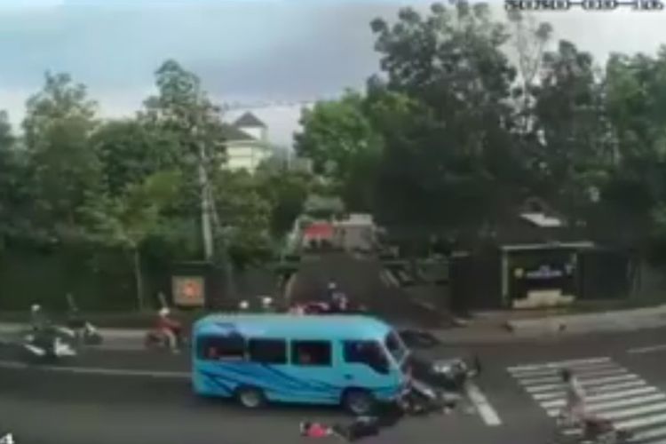 Tangkapan layar sebuah video yang menampilkan kejadian kecelakaan antara minibus jenis Elf yang menabrak sepeda motor dan mobil, viral di media sosial.