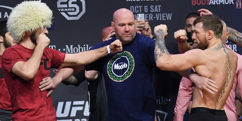 Dana White (Presiden UFC) saat menengahi Khabib Nurmagomedov (kiri) dan Conor McGregor dalam sesi timbang badan UFC 229 yang digelar pada Jumat (5/10/2018) sore waktu Amerika Serikat.
