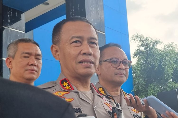 Kepala Korps Lalu Lintas (Kakorlantas) Polri Irjen Aan Suhanan di Command Center Km 29 Tol Jakarta-Cikampek, Jawa Barat, Minggu (14/4/2024).