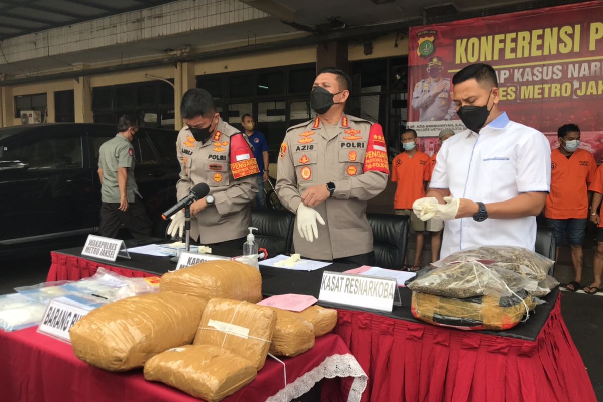 Polres Metro Jakarta Selatan meringkus lima tersangka terkait kasus penyalahgunaan narkotika jenis sabu dan ganja.