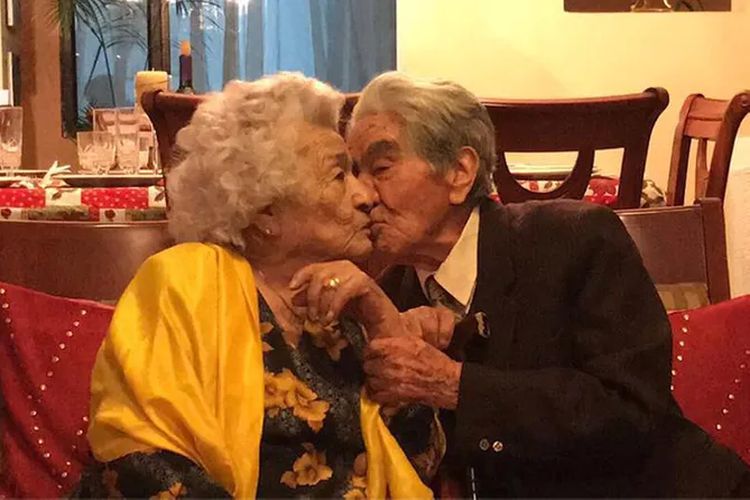 Pasangan dari Ekuador bernama Waldramina Maclovia Quinteros Reyes dan Julio Cesar Mora Tapia lebih tua dari pasangan yang sudah menikah lainnya. Waldramina lahir pada 16 Oktober 1915 dan Julio lahir pada 10 Maret 1910. Julio yang berusia 110 tahun dan Waldramina yang berusia 105 tahun memiliki usia gabungan 215 tahun 231 hari.