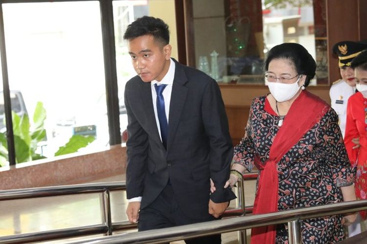 Ketua Umum PDI-P Megawati Soekarnoputri menggandeng Wali Kota Solo Gibran Rakabuming Raka, usai menghadiri pelantikan Wali Kota Semarang, Senin (30/1/2022)