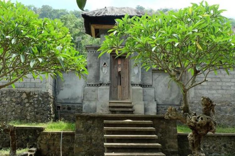 Salah satu pintu masuk rumah masyarakat di Desa Tenganan, Bali, yang masih tradisional.