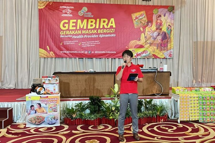Wakil Kepala Cabang Surabaya PT Ajinomoto Sales Indonesia Yusuke Maeyama saat memberi sambutan dalam Gerakan Masak Bergizi bersama Ajinomoto Health Provider di Kecamatan Klojen, Malang, Jawa Timur, Selasa (23/1/2024).