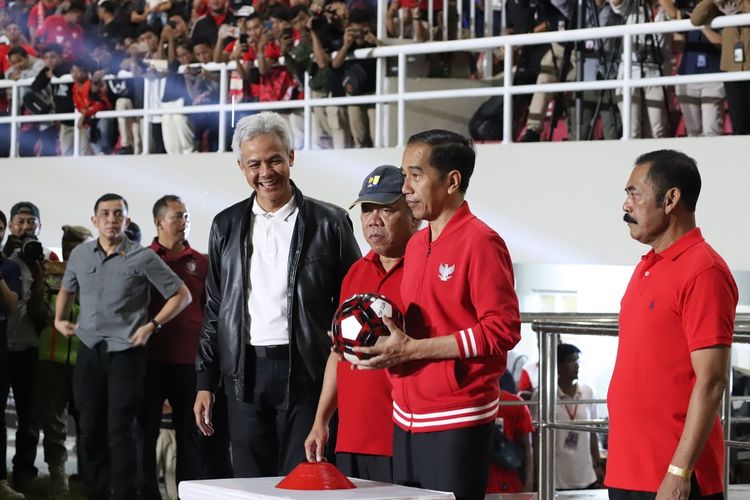 Presiden Joko Widodo (Jokowi) mengambil bola dalam peresmian Stadion Manahan Solo, Sabtu (15/2/2020). Tampak pula dalam gambar, Gubernur Jawa Tengah Ganjar Pranowo (berjaket hitam), Menteri Pekerjaan Umum dan Perumahan Rakyat (PUPR) Basuki Hadimuljono (bertopi hitam) dan Wali Kota Solo FX Hadi Rudyatmo (paling kanan)