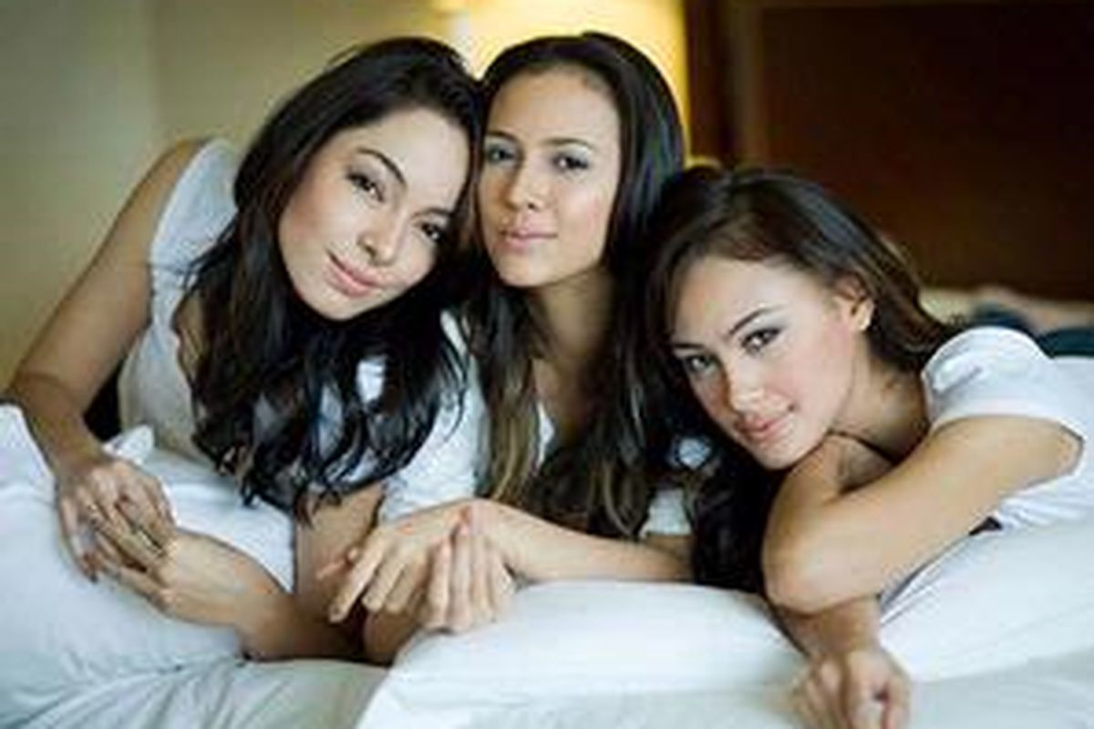 Puteri Indonesia 2010, Nadine Alexandra Dewi Ames, tengah, memiliki keluarga baru sepanjang menjabat sebagai Puteri Indonesia. Adalah Puteri Indonesia Lingkungan Reisa Kartikasari, kiri, dan Puteri Indonesia Pariwisata Alessandra Usman, kanan, sahabat sekaligus keluarga baru yang selalu memberikan dukungan.