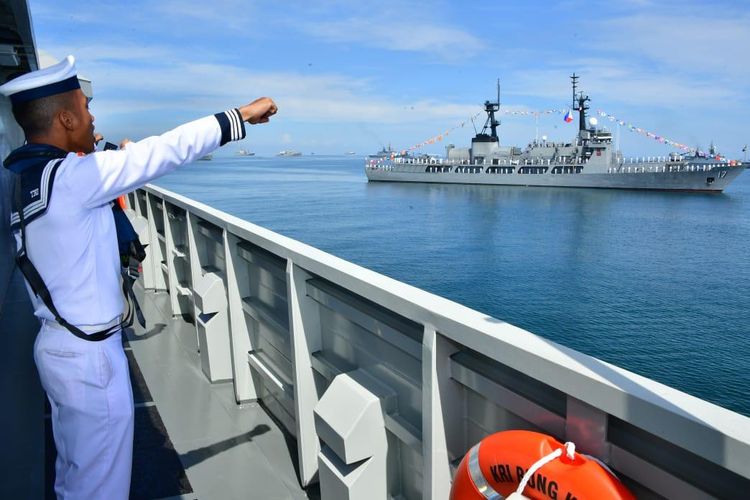 Kapal perang Filipina BRP Andreas Bonifacio dalam latihan bertajuk 4th Multilateral Naval Exercise Komodo (MNEK) atau MNEK 2023 di Makassar, Sulawesi Selatan, saat acara International Fleet Review, Senin (5/6/2023).