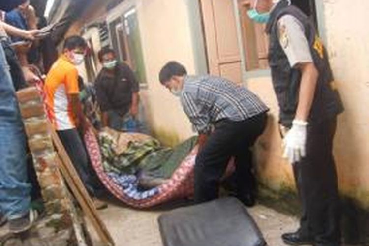 TIm Polres Bengkulu mengevakuasi jenazah Tengku Makmur