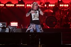 Meski Napas Tersengal, Axl Rose Mampu Bernyanyi Sampai Konser Usai