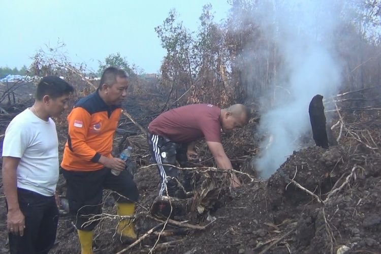 Wakapolda Sumsel Brigjen Pol Rudi Setiawan  dan Damrem 044 Gapo Kolonel Sonny Septiono memeriksa lahan gambut yang masih mengeluarkan asap meski sudah diguyur hujan selama satu setengah jam