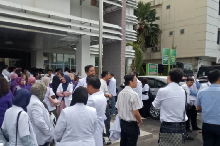 Puluhan dokter RSUD Arifin Ahmad Provinsi Riau melakukan aksi demo di Kejari Pekanbaru pasca penahanan tiga dokter bedah dalam dugaan kasus korupsi alkes, Selasa (27/11/2018).