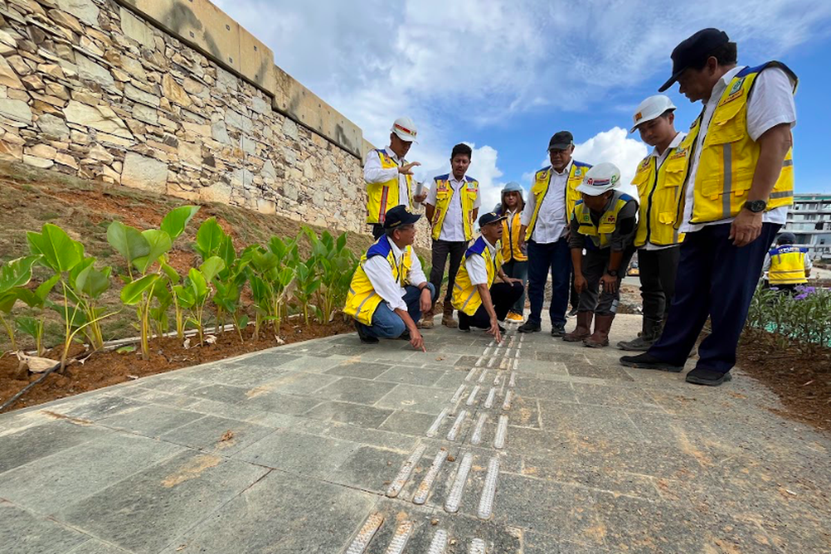 Ketua Satgas Pelaksanaan Pembangunan Infrastruktur Ibn Kota Nusantara (IKN) Danis Hidayat Sumadilaga tengah meninjau jalur pedestrian dan penataan lanskap di Jalan Sumbu Barat, Kawasan Inti Pusat Pemerintahan (KIPP).