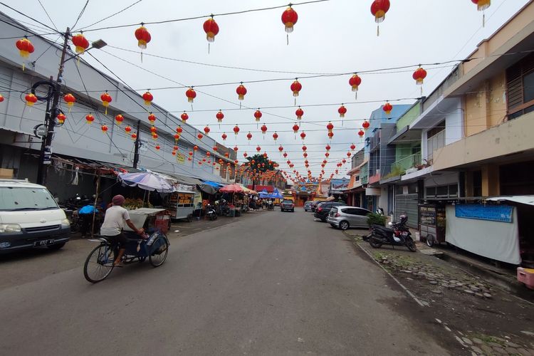 Sejumlah lampion terpasang tepat di depan Wihara Pemancar Keselamatan Jalan Winaon, Kecamatan Lemahwungkuk Kota Cirebon, Rabu (18/1/2023). Lokasi ini menjadi salah satu area Pecinan Kota Cirebon yang akan dikembangkan menjadi kawasan wisata Kampung Pecinan.