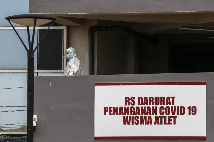 Petugas kesehatan menggunakan alat pelindung terlihat di IGD Rumah Sakit Darurat Penanganan COVID-19, Wisma Atlet Kemayoran, Jakarta Pusat, Rabu (16/9/2020). Gubernur Anies Baswedan pada Sabtu pekan lalu mengatakan saat ini pasien terpapar Covid-19 dengan status Orang Tanpa Gejala atau OTG akan dirawat di RSD Wisma Atlet, sebanyak 1.740 pasien Covid-19 yang dirawat inap hingga Rabu, 16 September 2020.