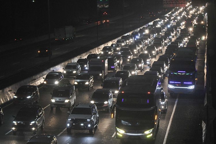 Sejumlah kendaraan melintas di Tol Jakarta-Cikampek, Jatibening, Bekasi, Jawa Barat, Sabtu (30/4/2022). Menurut Korlantas Polri terjadi peningkatan arus kendaraan pemudik dari Jakarta pada Jumat (29/4) malam.