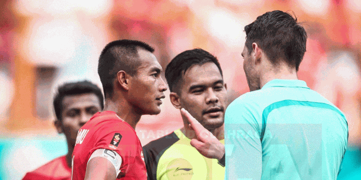 Hansamu Yama dan Andritany melancarkan protes kepada wasit dalam pertandingan Timnas U-23 Indonesia vs Uni Emirat Arab pada babak 16 besar Asian Games 2018. 