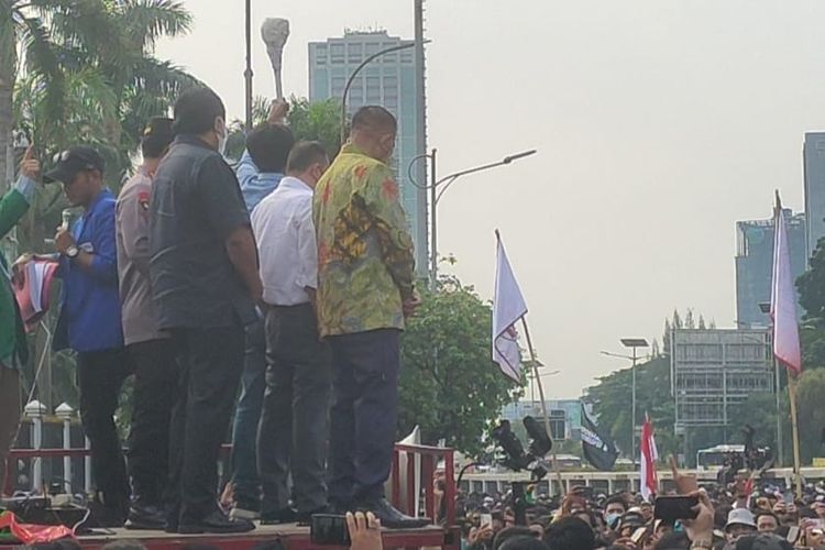 Pimpinan DPR dan Kapolri menemui demonstran di depan kompleks parlemen senayan, Jakarta, Senin (11/4/2022) siang.