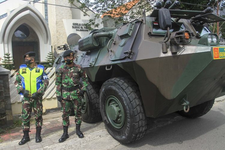 Mobil panser milik Kodam II Sriwijaya disiagakan di Gereja Paroki ST Yoseph di Jalan Jenderal Sudirman Palembang, menjelang perayaan hari Paskah, Jumat (2/4/2021).