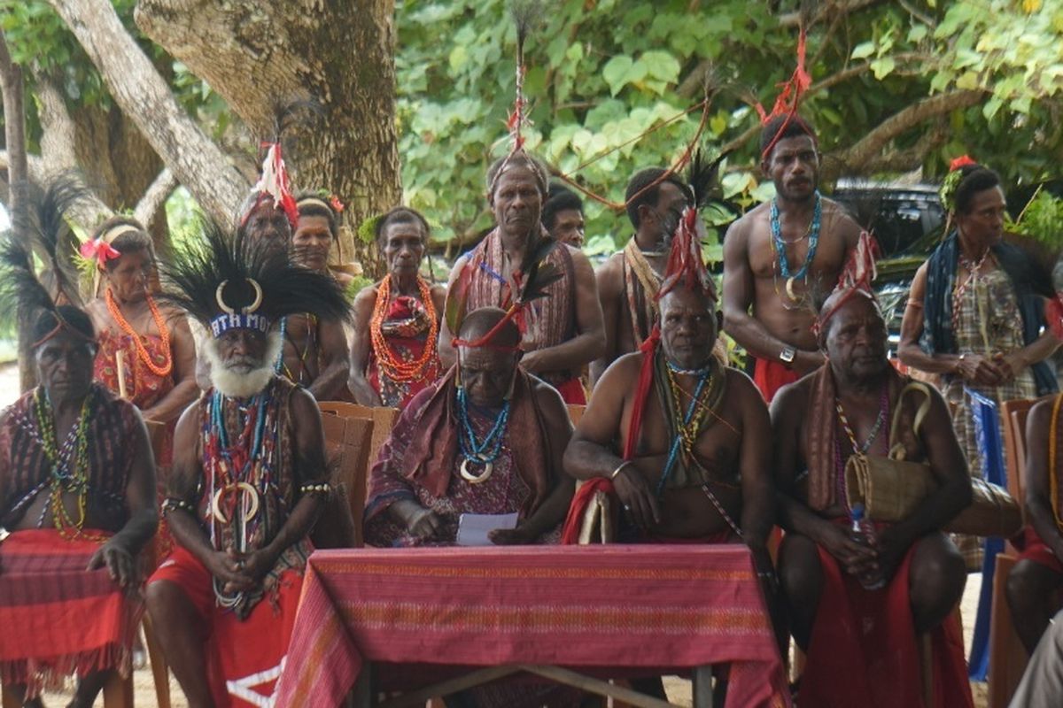 Pada tanggal 16 Oktober 2025 Masyarakat Hukum Adat (MHA) Malaumkarta Raya
mengambil langkah penting dalam menjaga kelestarian sumber daya laut dan pesisir dengan
mengesahkan Peraturan Adat tentang Pengelolaan Sumber Daya Laut dan Pesisir.