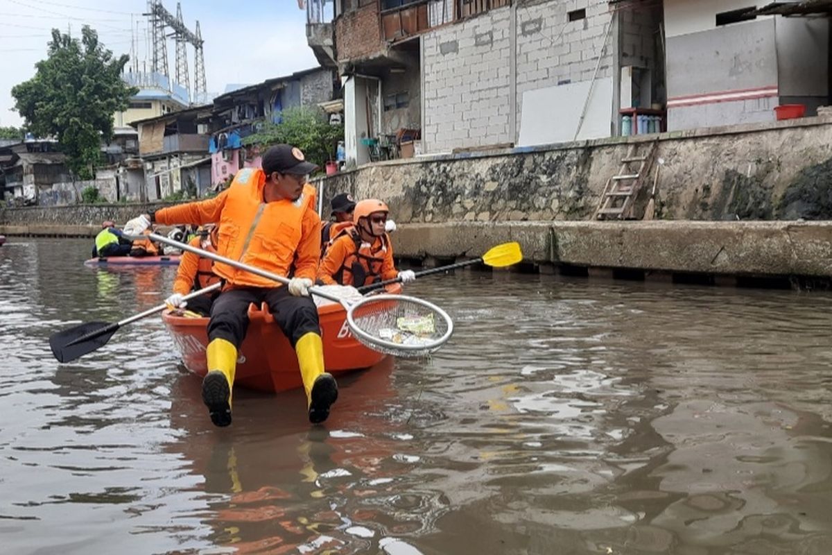 Kali Ciliwung wilayah Senen dan Sawah Besar, Jakarta Pusat, masih dicemari sampah. Itu diketahui berdasarkan pengamatan di lokasi, Kamis (10/11/2022) siang. Kebanyakan sampah saset.