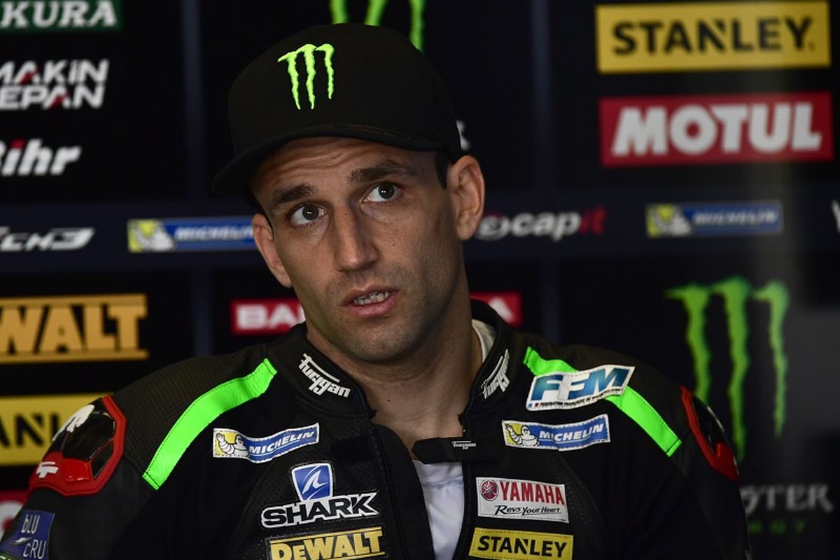 Pebalap Monster Yamaha Tech 3, Johann Zarco, berada di paddock Sirkuit Jerez, Spanyol menjelang sesi latihan bebas kedua, 5 Mei 2017.