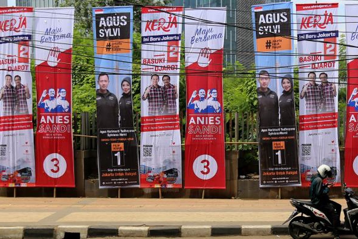 Pengendara sepeda motor melaju di samping baliho bergambar tiga pasangan calon Gubernur dan Wakil Gubernur DKI Jakarta di Jalan Kuningan, Jakarta, Rabu (23/11/2016). KPU DKI Jakarta menyediakan alat peraga kampanye untuk setiap pasangan calon dengan jumlah yang sama, namun apabila masih dirasa kurang mencukupi, masing-masing pasangan calon dibebaskan menambah alat peraga maksimal sebanyak 150 persen dari yang diadakan KPU.