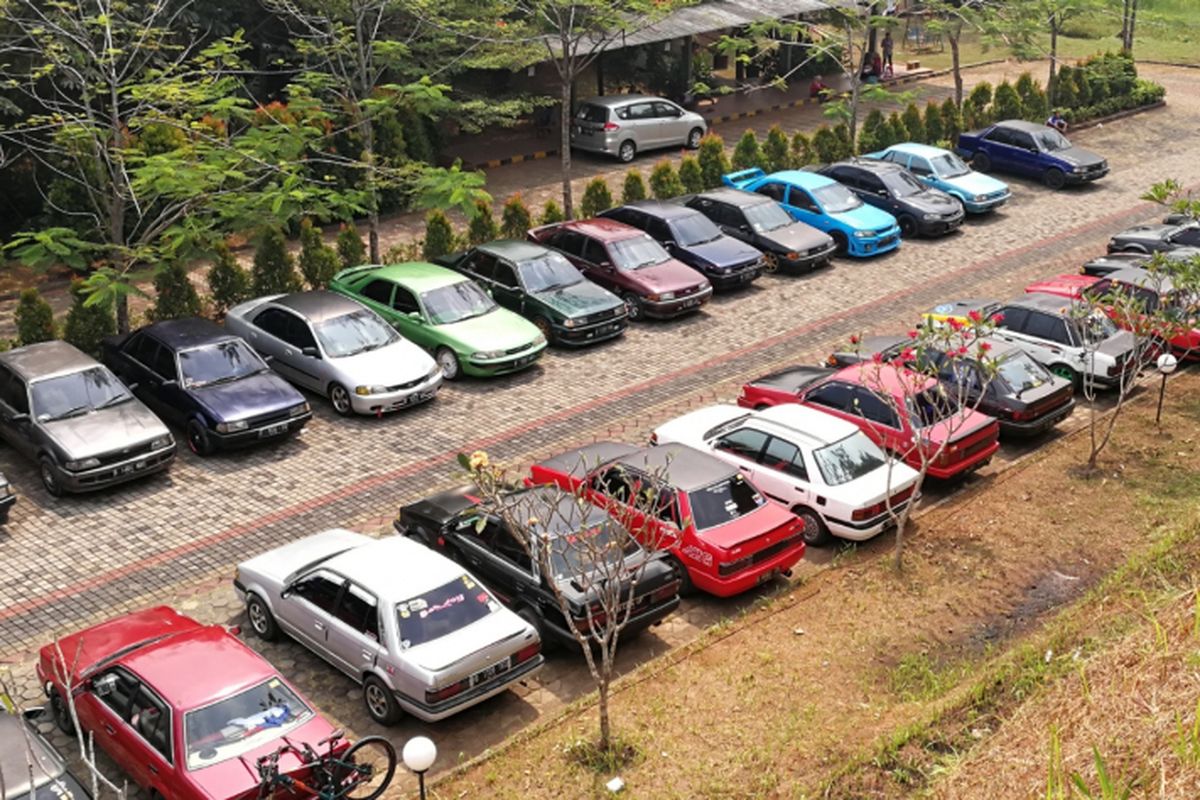 Mobil Ford Laser milik anggota komunitas FLTR diperkirakan di tempat parkir Telaga Sindur Bogor saat mengikuti acara family gathering, Sabtu (29/7/2018).