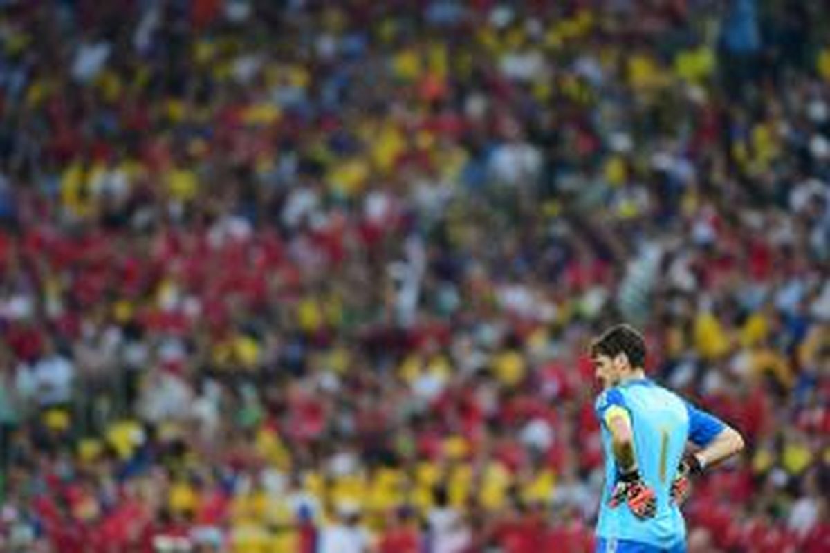 Ekspresi kiper Spanyol, Iker Casillas, setelah timnya dikalahkan Cile 0-2 pada pertandingan lanjutan Grup B Piala Dunia 2014 di Stadion Maracana, Rabu atau Kamis (19/6/2014) dini hari WIB. 