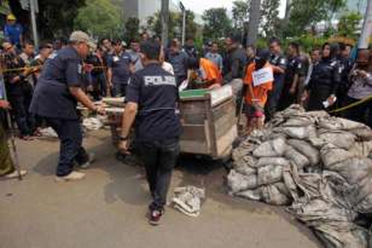 Tersangka menjalani rekonstruksi pencurian kabel di Jalan Medan Merdeka Selatan, Selasa (15/3/2016). Sebanyak enam tersangka melakukan lebih dari 10 adegan saat menjalani rekonstruksi.