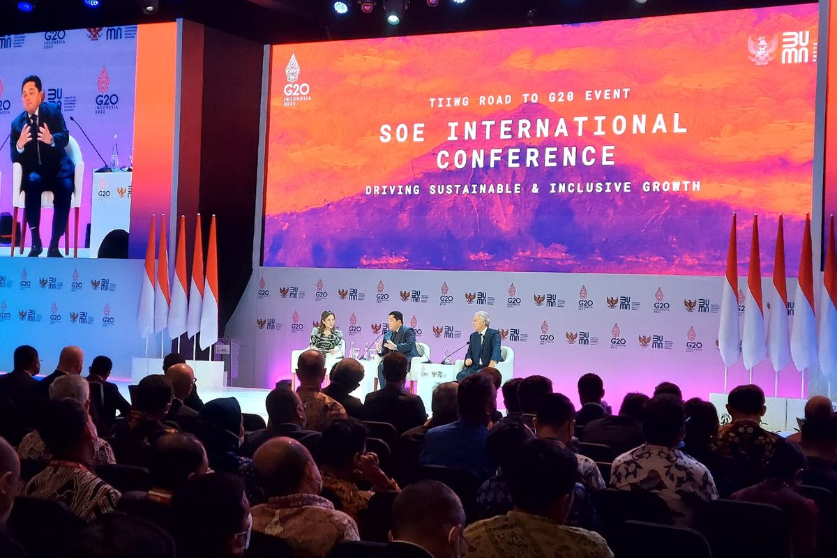 Mantan PM Inggris Tony Blair (kanan) dan Menteri BUMN Eric Thohir saat menjadi pembicara pada State Owned Enterprise International Conference, Senin (17/10/2022)