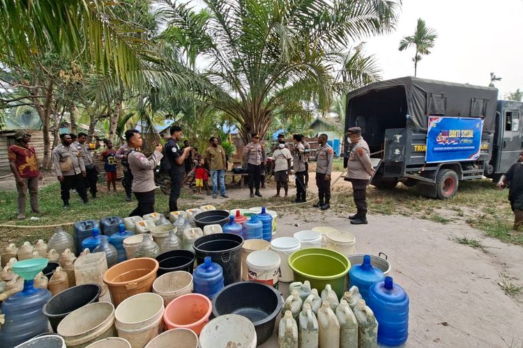 Sumur Warga Mengering akibat Kemarau, Polres Boven Digoel Kirim Bantuan 2.200 Liter Air Bersih