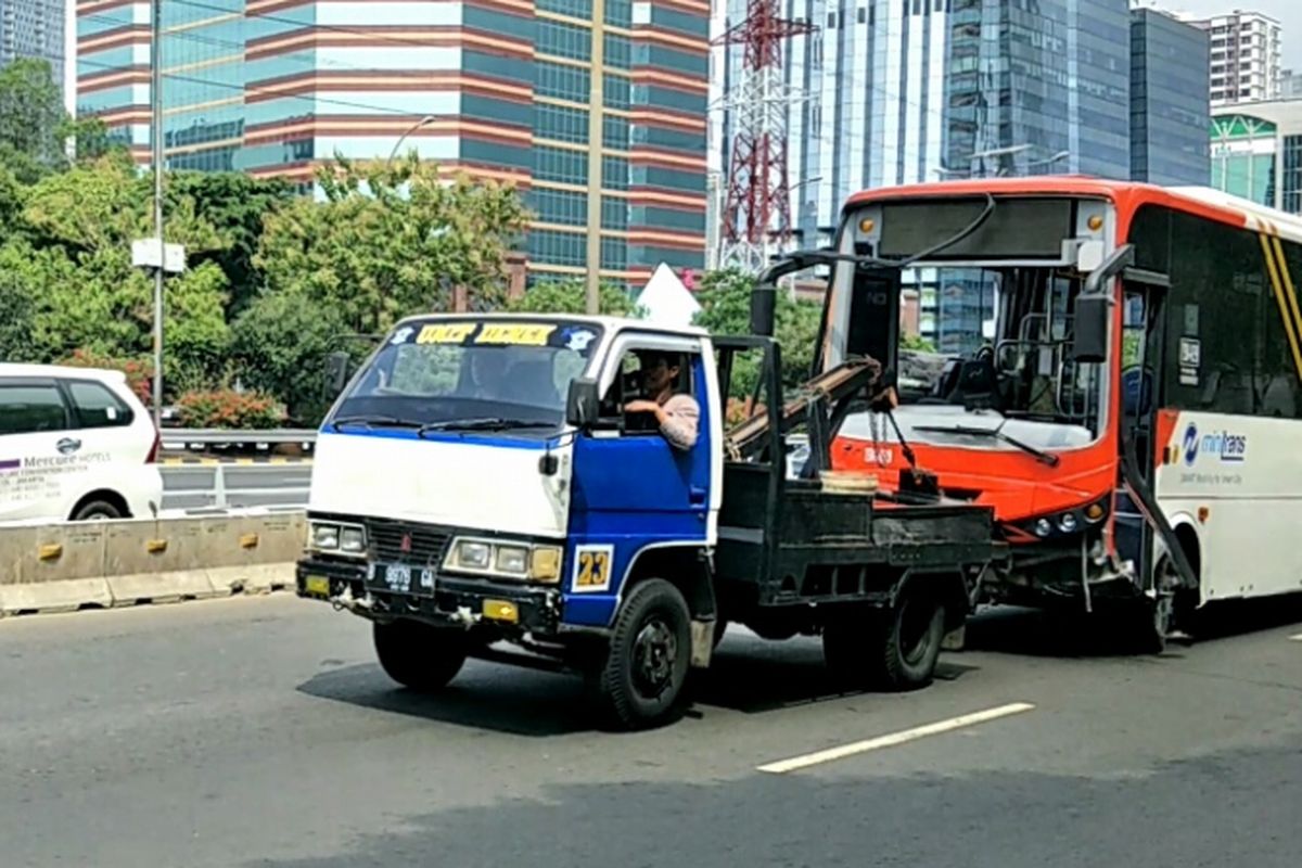 Sebuah bus transjakarta, minitrans terguling di ruas Jalan Gatot Subroto, Jakarta Selatan, Kamis (20/9/2018) sekitar pukul 13.00 WIB.