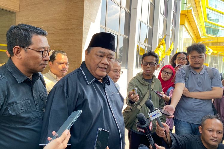 Anggota Dewan Pakar Partai Golkar, Ridwan Hisjam, mendatangi kantor DPP Partai Golkar di Jalan Anggrek Neli Murni, Jakarta Barat, Selasa (18/7/2023). 
