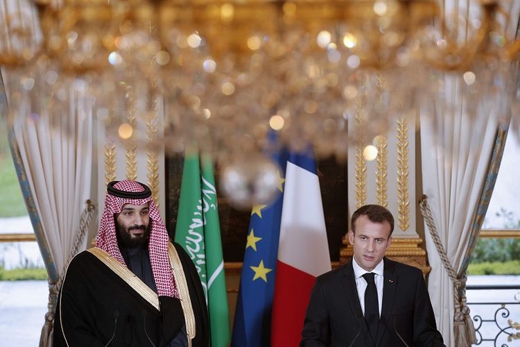 Presiden Perancis Emmanuel Macron dan putra mahkota Arab Saudi Pangeran Mohammed bin Salman dalam jumpa pers bersama di Istana Elysee, Paris pada Selasa (10/4/2018). 