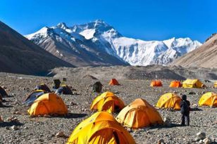 Gunung Everest (latar belakang) direkam dari base camp utara di ketinggian 5.200 meter.