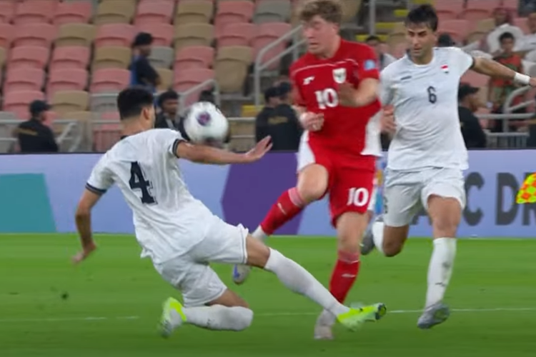 Bek Timnas Irak, Zaid Tahseen, tampak melanggar Ole Romeny dalam duel krusial Timnas Indonesia vs Irak di Grup B Putaran 4 Kualifikasi Piala Dunia 2026 Zona Asia di Jeddah pada Minggu (12/10/2025) dini hari WIB.