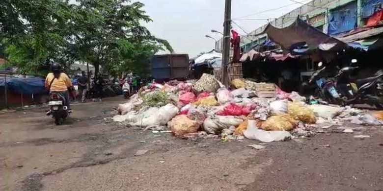 Tampak sampah menumpuk di Pasar Setu, Kabupaten Bekasi akibat TPA Burangkeng yang ditutup warga, Jumat (8/3/2019).