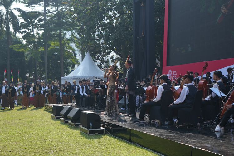 Dua alumnus pendidikan vokasi yang merupakan jebolan ajang Indonesian Idol, yakni Novia Anjelina Situmeang dan Novia Bachmid meriahkan acara HUT RI ke-78 di Kemendikbud Ristek, pada Kamis (17/8/2023).
