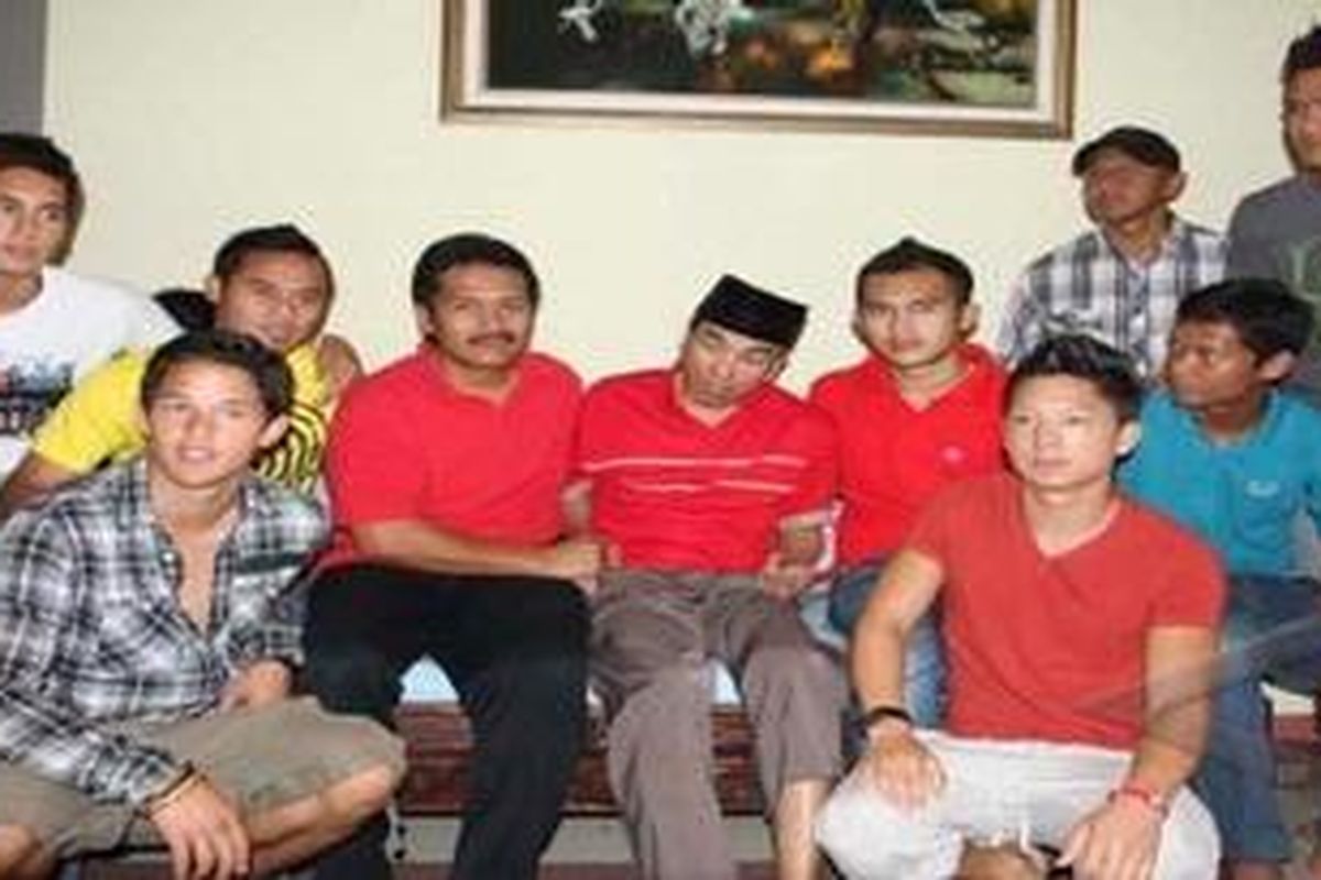Pesepakbola Garuda Merah-Putih dan pelatih berkunjung ke rumah Rusdi Bahalwan (berkopiah), mantan pemain dan pelatih nasional Indonesia yang saat ini sedang sakit, di Surabaya, Jumat (6/8/2011). Garuda Merah akan menghadapi Garuda Putih dalam pertandingan amal yang keduanya diperkuat pemain Timnas dan pemain naturalisasi pada 7 Agustus 2010 di Stadion Bung Tomo Surabaya