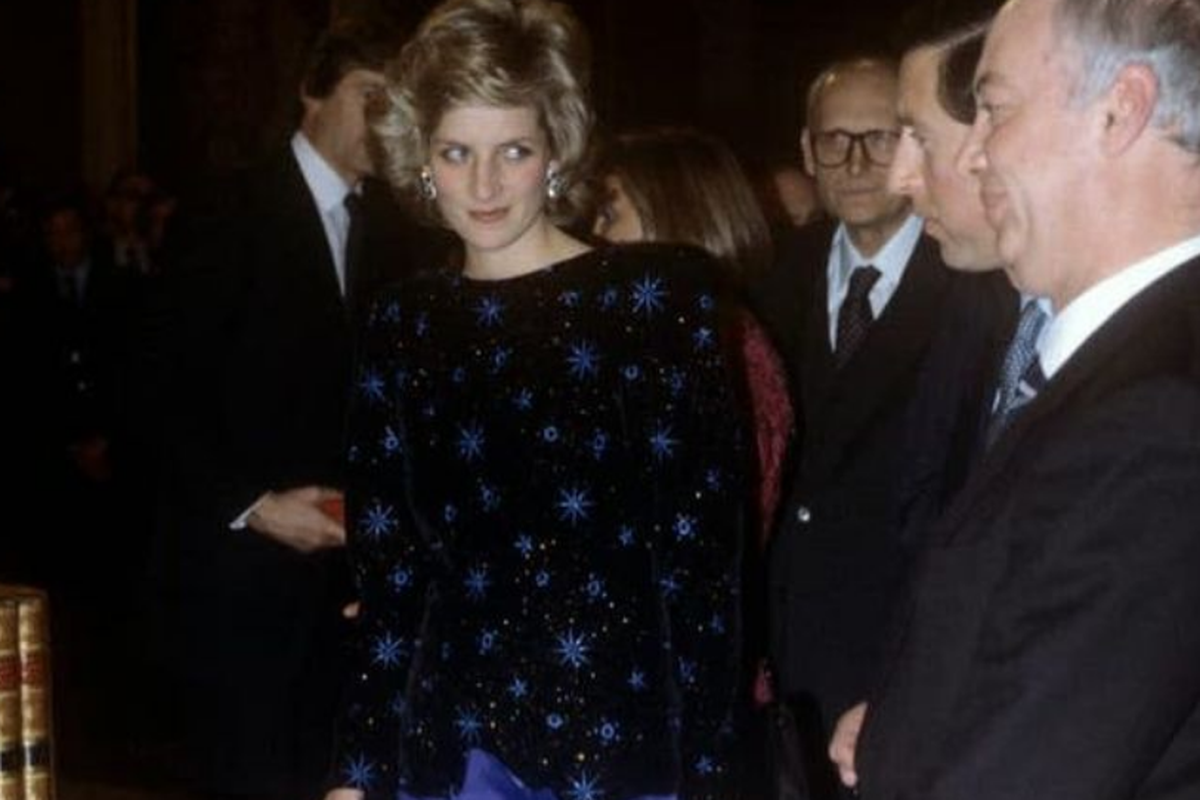 Putri Diana mengenakan gaun rancangan Jacques Azagury dalam tur kerajaan ke Italia di tahun 1985.