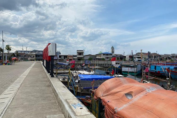 Tanggul pantai Kalibaru, Cilincing, Jakarta Utara pada Selasa (10/1/2023). Tanggul beton ini dibangun sepanjang 3,2 kilometer untuk menahan air laut agar tidak tumpah ke daratan. 