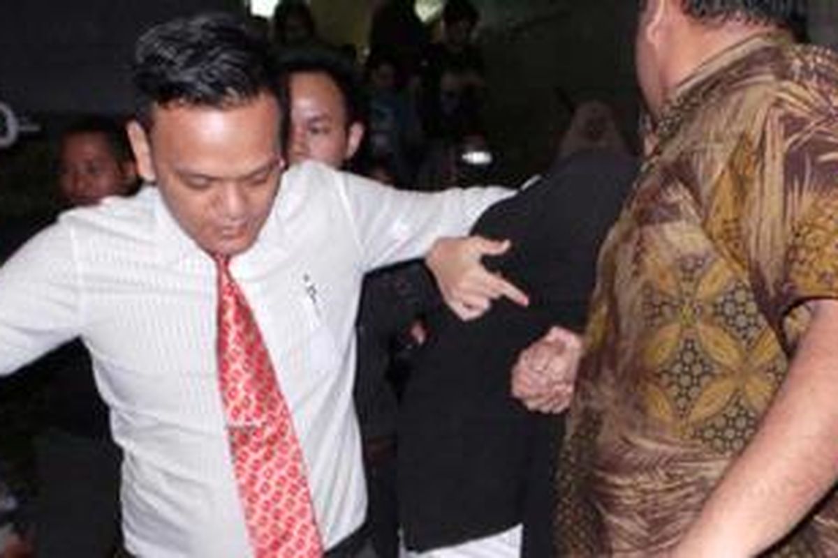 MA (17), siswi kasus pelecehan seksual usai diperiksa di Dirkrimum Polda Metro Jaya, Selasa (5/3/2013) malam.