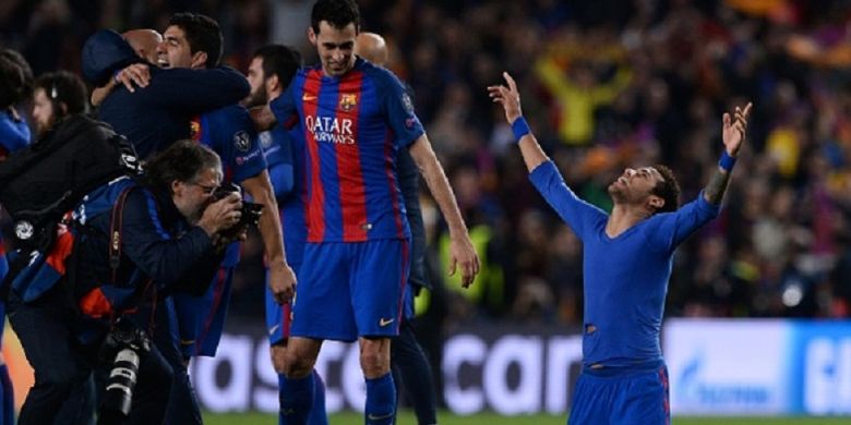 Luis Suarez, Sergio Busquets, dan Neymar tampak gembira setelah Barcelona memastikan lolos ke perempat final Liga Champions seusai menyisihkan Paris Saint-Germain di Camp Nou, Rabu (8/3/2017). 