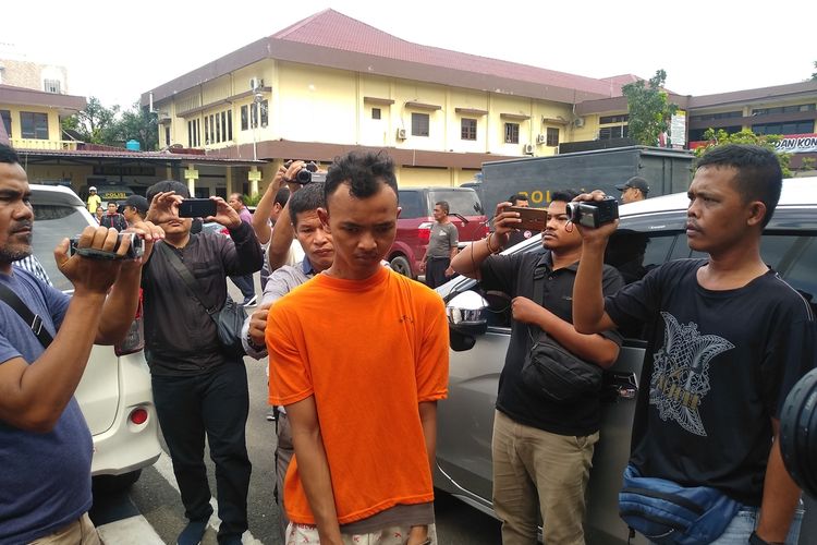 Agung Syahputra H digiring saat konferensi pers di Mapolrestabes Medan, Rabu siang (18/3/2020). Dia bersama abangnya yang kemudian meninggal dunia, merampok Rahmadani Tarigan dengan modus memesan mobil ojek online.