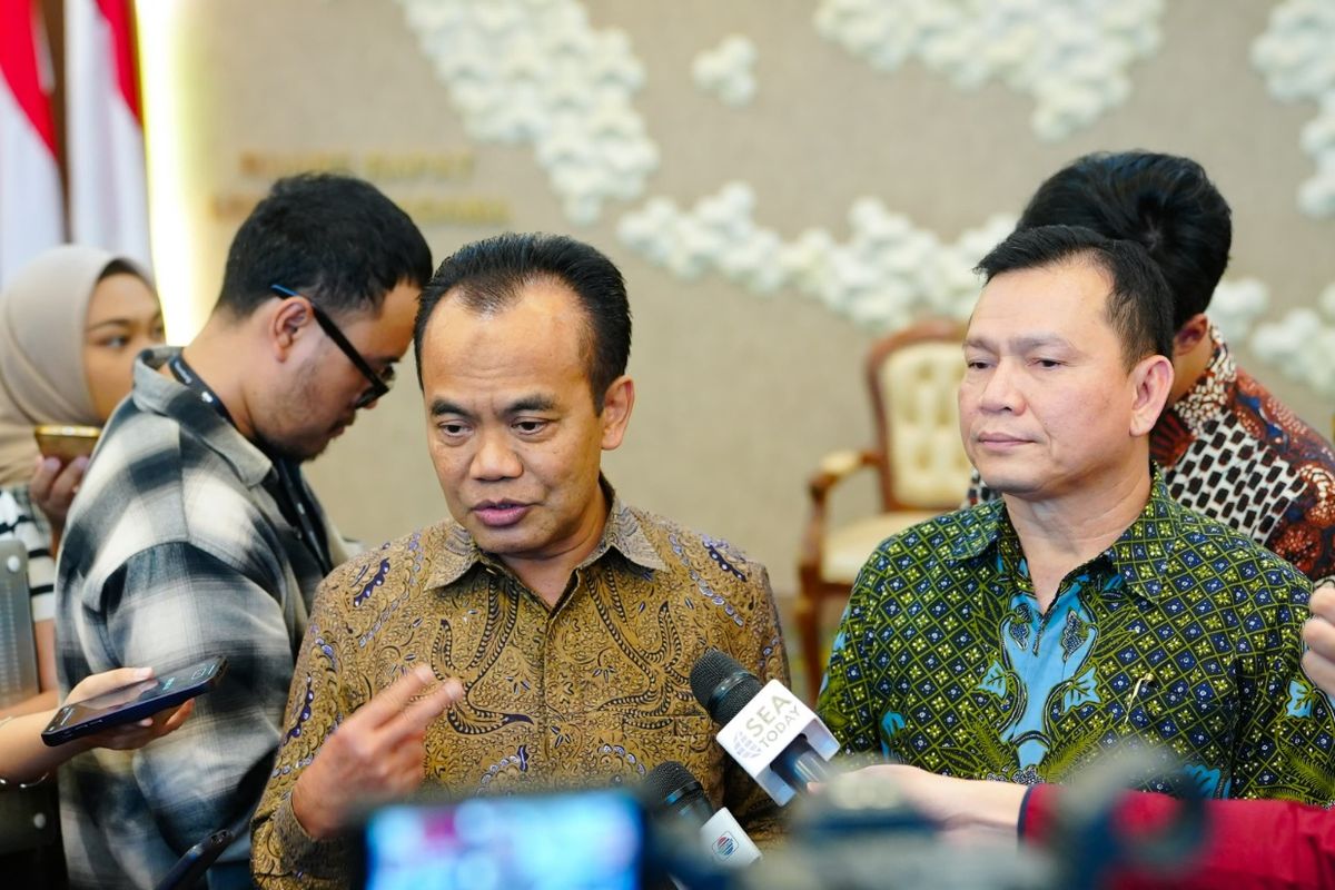 Sekretaris Kementerian Koordinator Bidang Perekonomian Susiwijono Moegiarso (kiri) saat memberikan keterangan pers kepada awak media pada Kamis (23/1/2025).