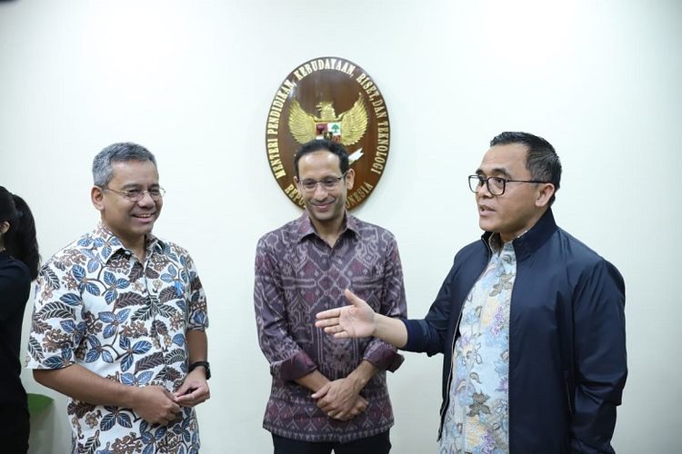 Menpan-RB (kiri) Abdullah Azwar Anas bersama Wakil Menteri Keuangan Suahasil Nazara (kanan) dan Mendikbud Ristek Nadiem Makarim (tengah) di sela pertemuan untuk membahas penyelesaian permasalahan guru non-ASN di Indonesia. 