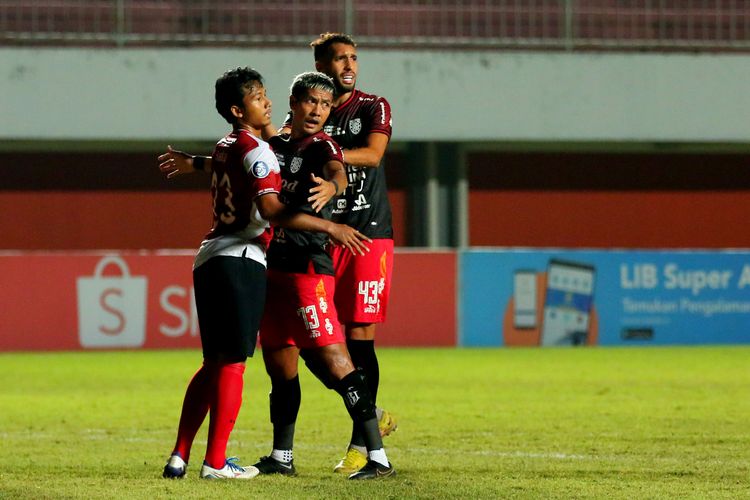 Pemain Bali United Jajang Mulyana dan Willian Pachecho menjaga ketat pemain Madura United saat pertandingan pekan ke-14 Liga 1 2022-2023 yang berakhir dengan skor 1-3 di Sadion Maguwoharjo Sleman, Senin (12/12/2022) malam.