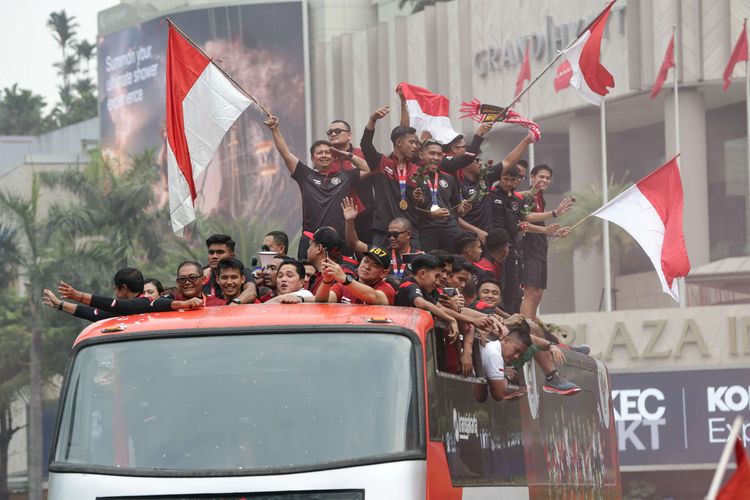 Pawai Timnas Skuad Garuda Muda disambut mayarakat di Budaran Hotel Indonesia, Jakarta, Jumat (19/5/2023).  Timnas U22 Indonesia berhasil meraih medali emas SEA Games 2023.